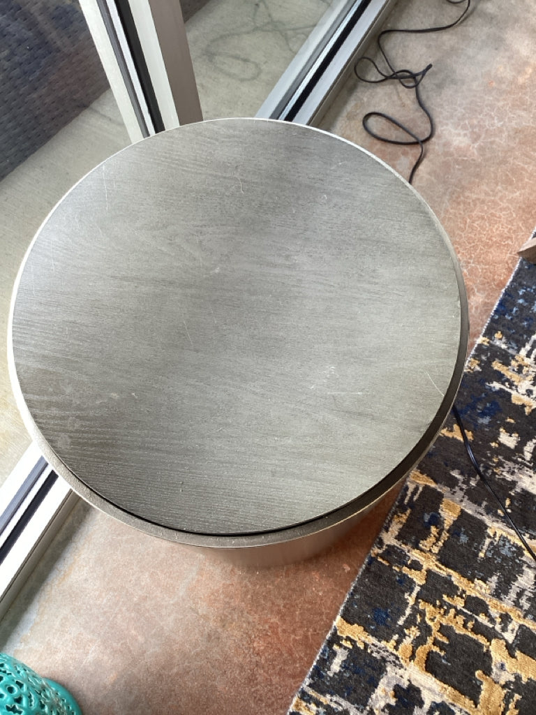 End Table/ Round/Metal