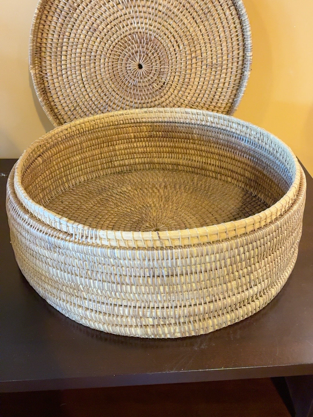 ROUND WOVEN RATTAN STORAGE BASKET WITH LID