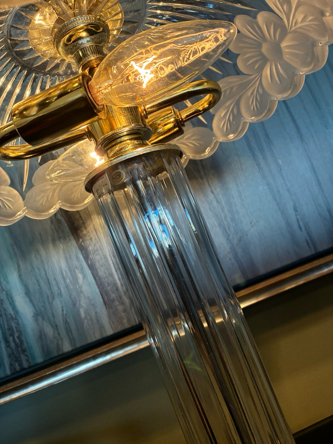FLORAL GLASS SHADE ACCENT LAMP