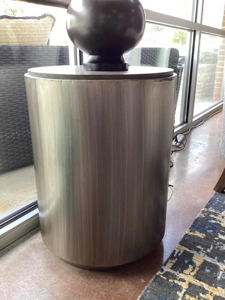 End Table/ Round/Metal