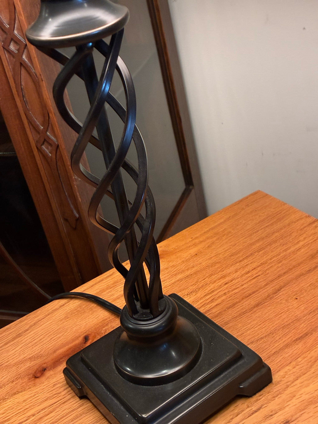 Traditional Twisted Metal Column Table Lamp