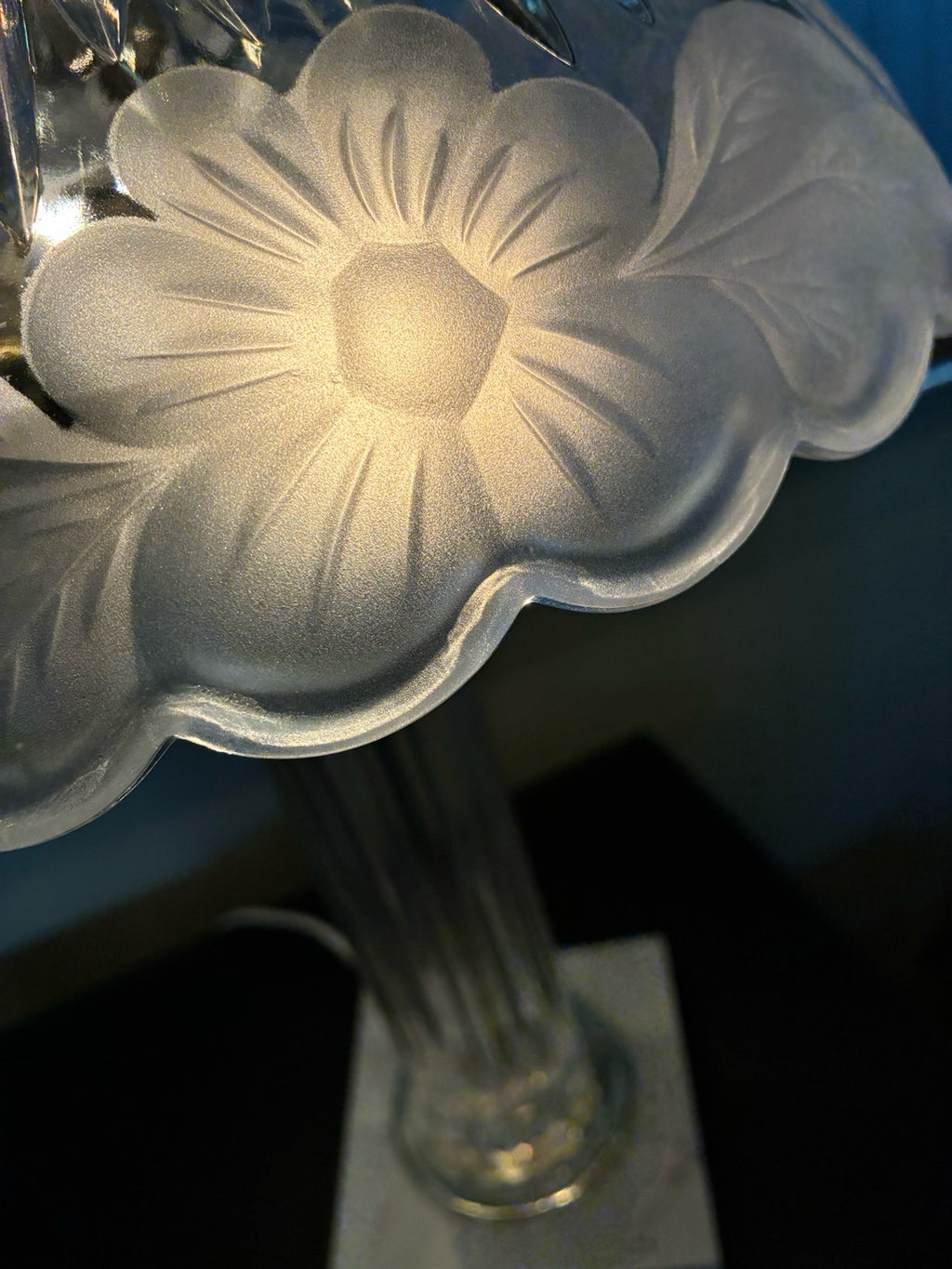 FLORAL GLASS SHADE ACCENT LAMP