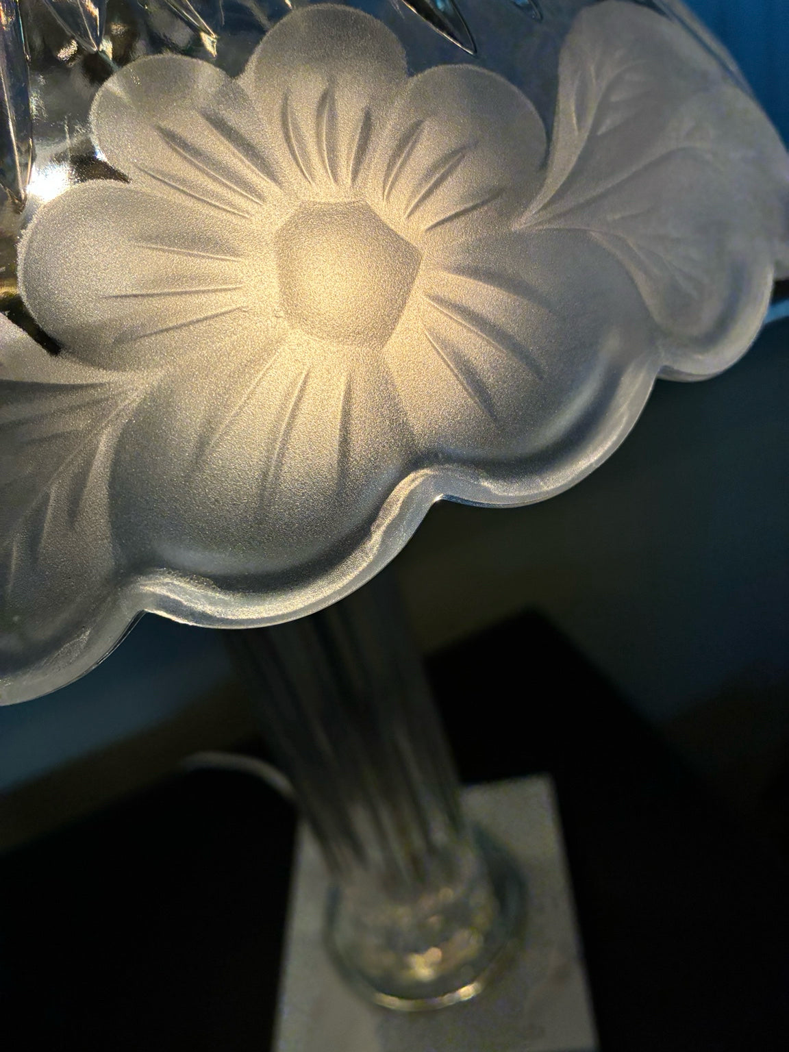 FLORAL GLASS SHADE ACCENT LAMP