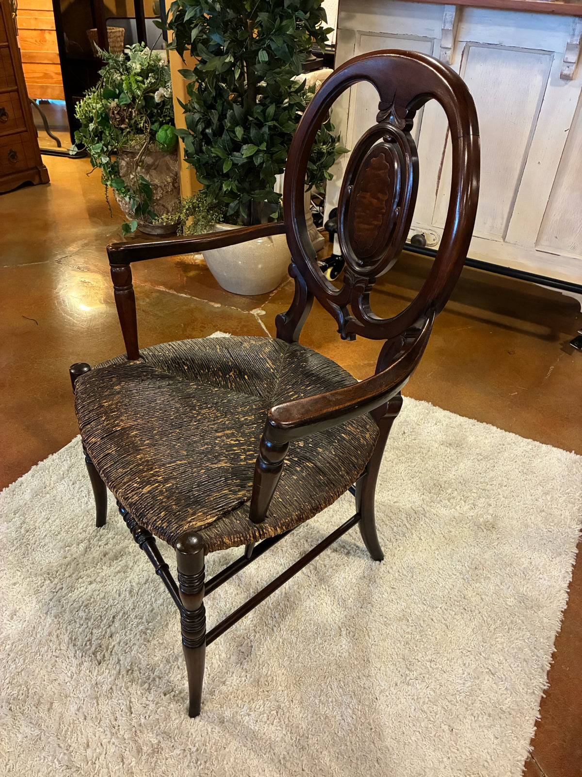 Traditional Oval-back Antique chair